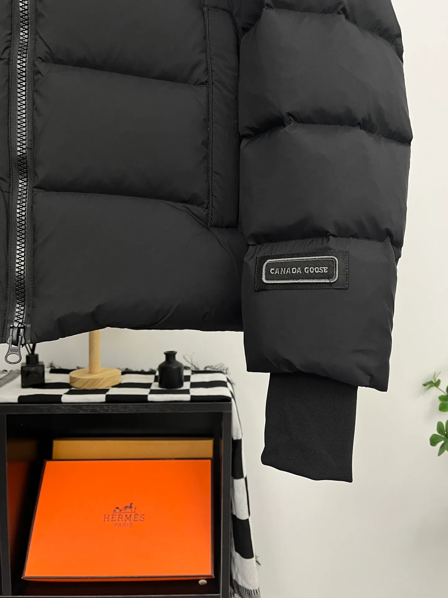 P880 CANADA GOOSE丨Ouyang Nana second generation hooded down jacket black label bread jacket for men and women, black Canada Ouyang Nana second generation latest canada goose black label is a must-have black label in the world! The latest designer styles! It has always been a favorite of fashion and is loved by fashionistas from all walks of life! Fashionable hooded cut, high-end customer-supplied fine goose down, high resilience, smooth zipper, strong and firm. Pockets on both sides can store small items, free your hands, and you can go out without worries. It can also meet the need of putting your hands in your pockets👏👏Produced by many celebrities, it can be used as a group uniform. This model uses a double-layer anti-velvet inner liner design, which has strong windproof performance and will be very warm in winter! New standard 90% goose down filling, high fluffiness, windproof hooded design. When walking outdoors, pull the collar to the highest position, put your hands in the pockets and it will be very warm. It can be easily controlled by all body types! The interior is equipped with an elastic snow skirt design for better wrapping. The simple and neat style design highlights the masculine temperament. The impeccable style is classic and never goes out of style. It is warm and practical, and it is versatile! You can enter with your eyes closed!   Filler: 90% goose down Sizes: XS S M L XL XXL